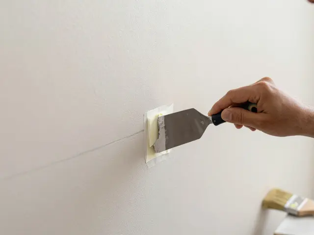 Kanten und Übergänge im Raum präzise abkleben und streichen: So werden Ihre Wände professionell